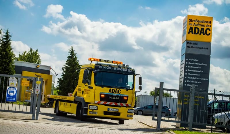 Gelber Abschleppwagen vor dem Autohaus Frank Reinicke in Weißenfels, ADAC-Mobilitätspartner