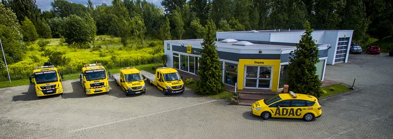 Gelbe Einsatzfahrzeuge des Straßendienstes vor dem Standort in Weißenfels